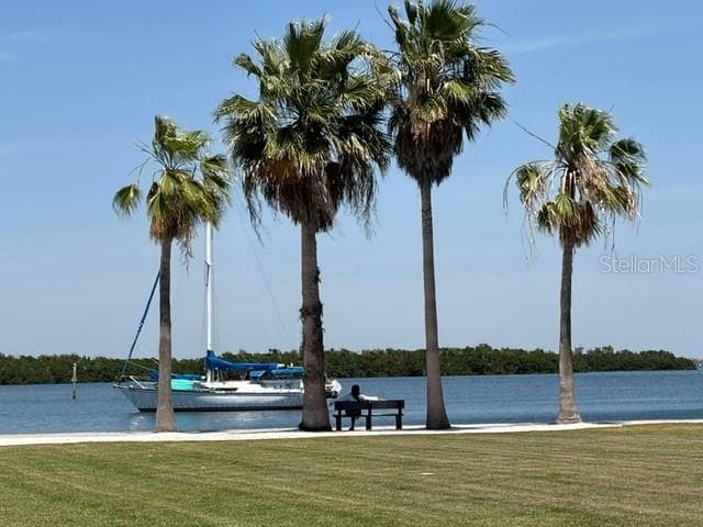 Bayfront Park Waterfront and boat watching! - 581 ROUNTREE DR, LONGBOAT KEY