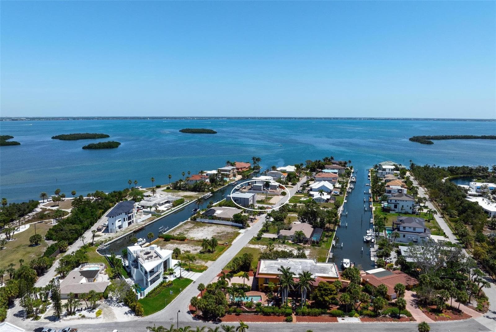 Take a drive out to Longboat Key Estates and see how wonderful Florida living can be! - 581 ROUNTREE DR, LONGBOAT KEY