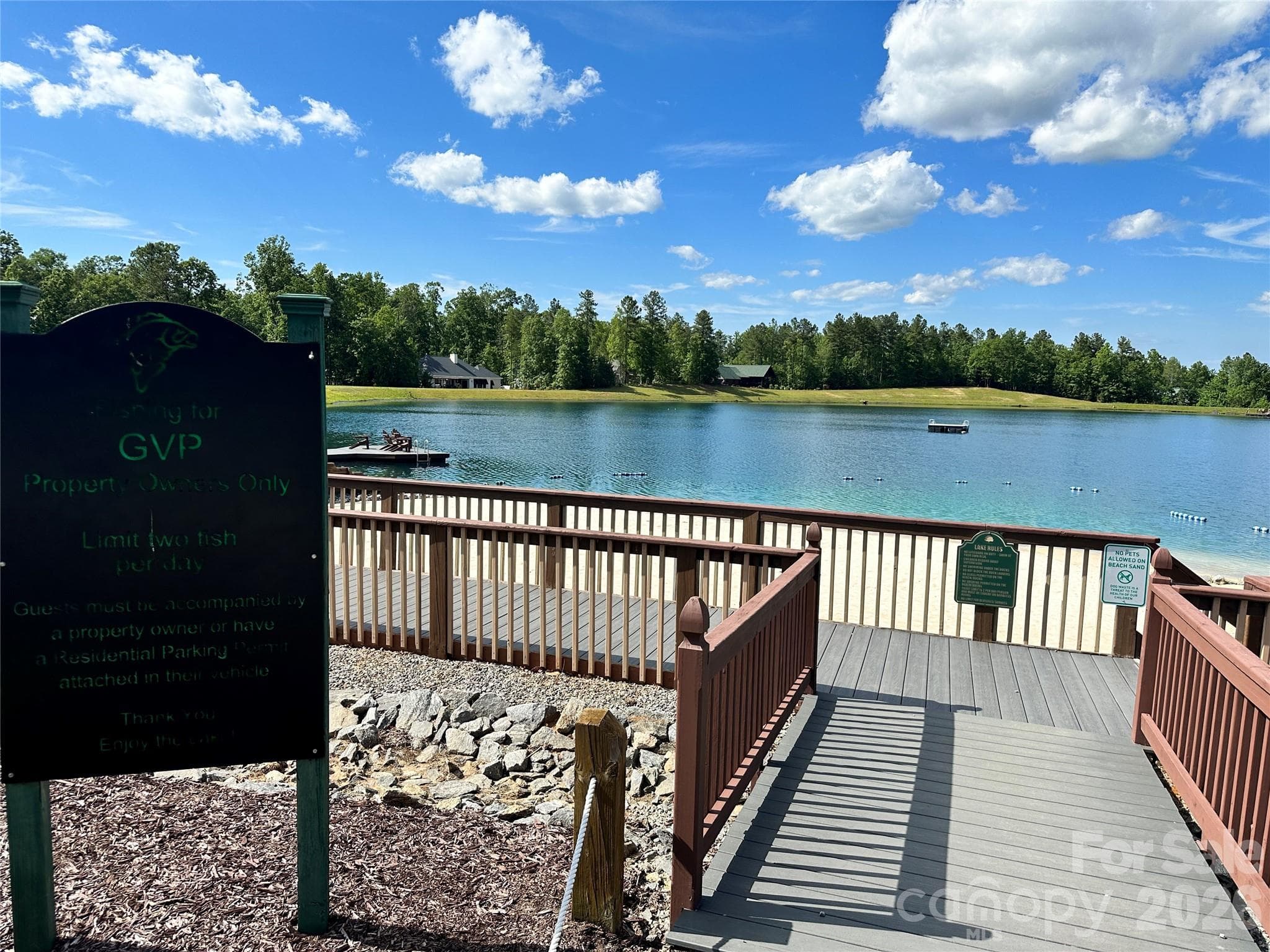 Stocked community lake for fishing & swimming - Nebo
