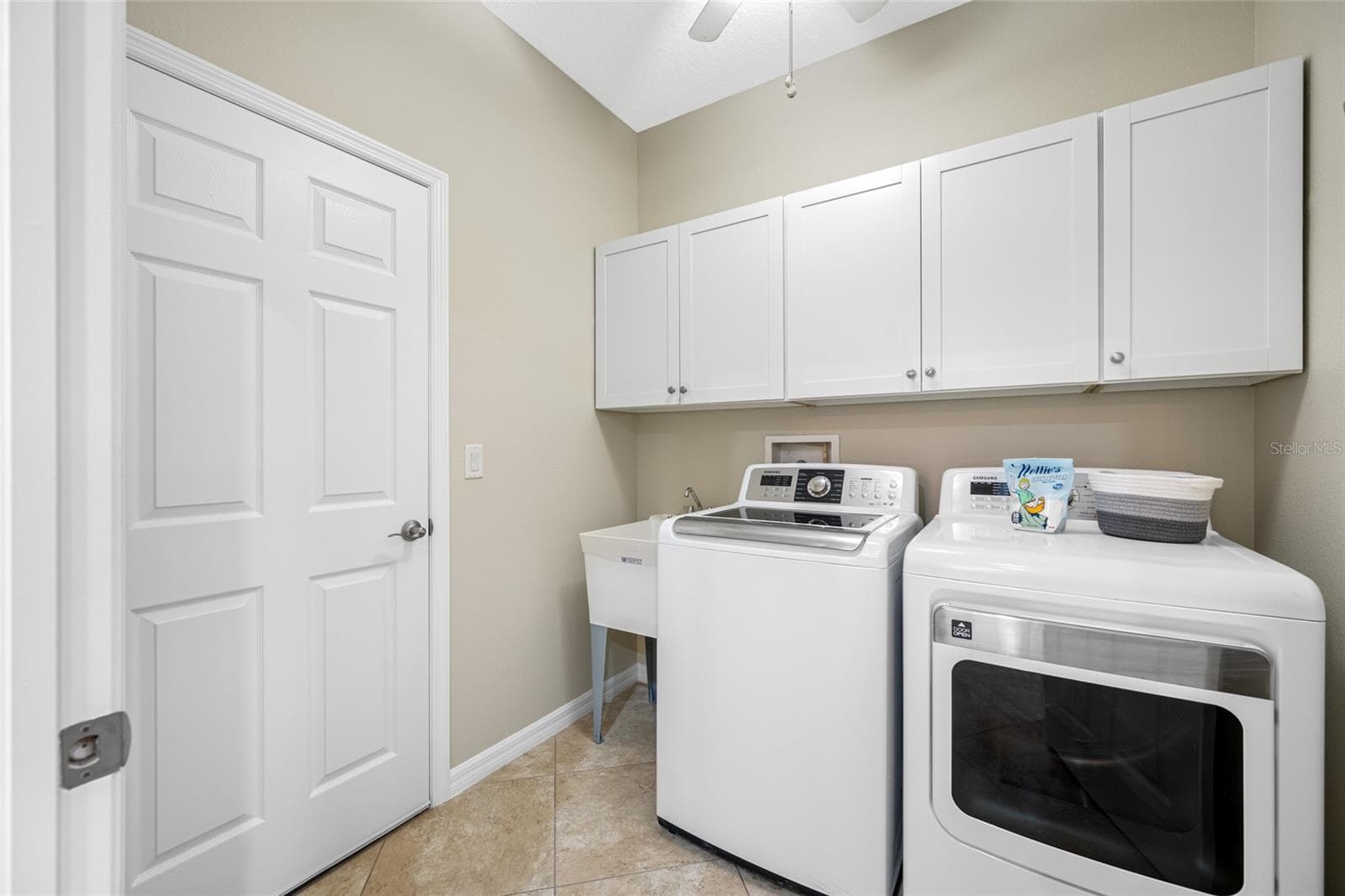 Convenient Laundry Rm w/Newer Washer & Dryer! - 2527 SILVERBACK CT, PALM HARBOR