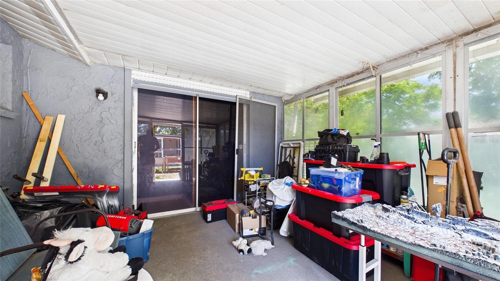 Screened in porch overlooking the yard. - 8840 CARMEN LN, PORT RICHEY