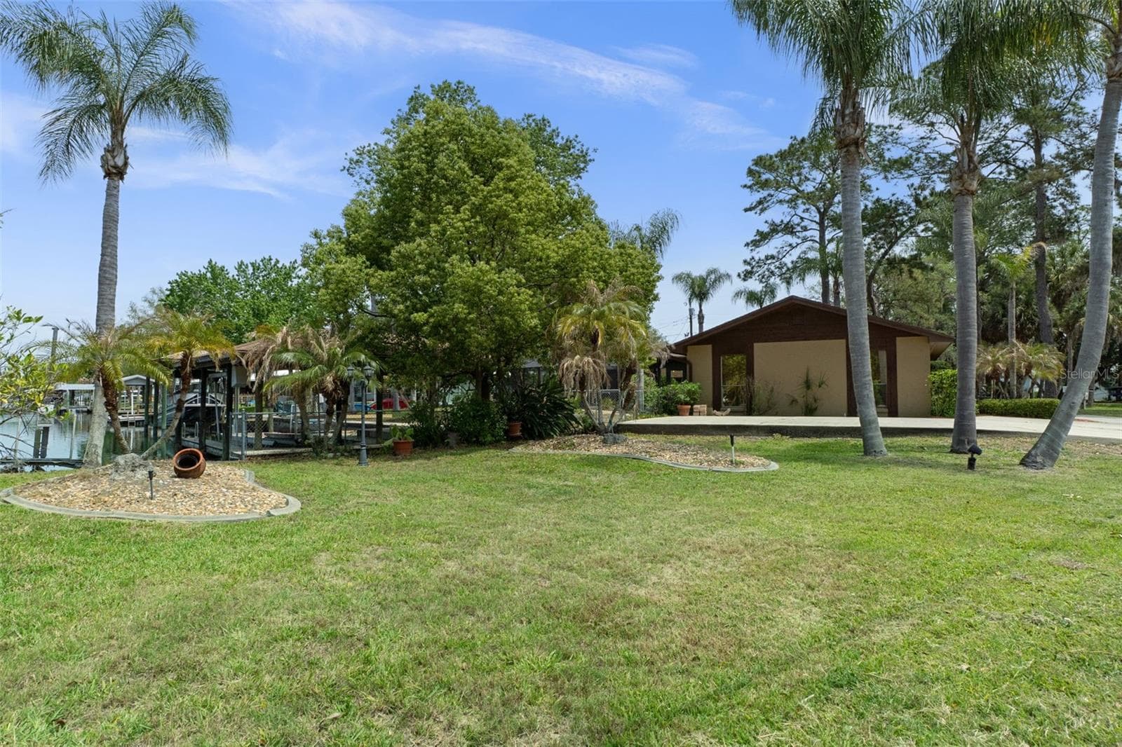 Left side of home - 239 SE PARADISE POINT RD, CRYSTAL RIVER