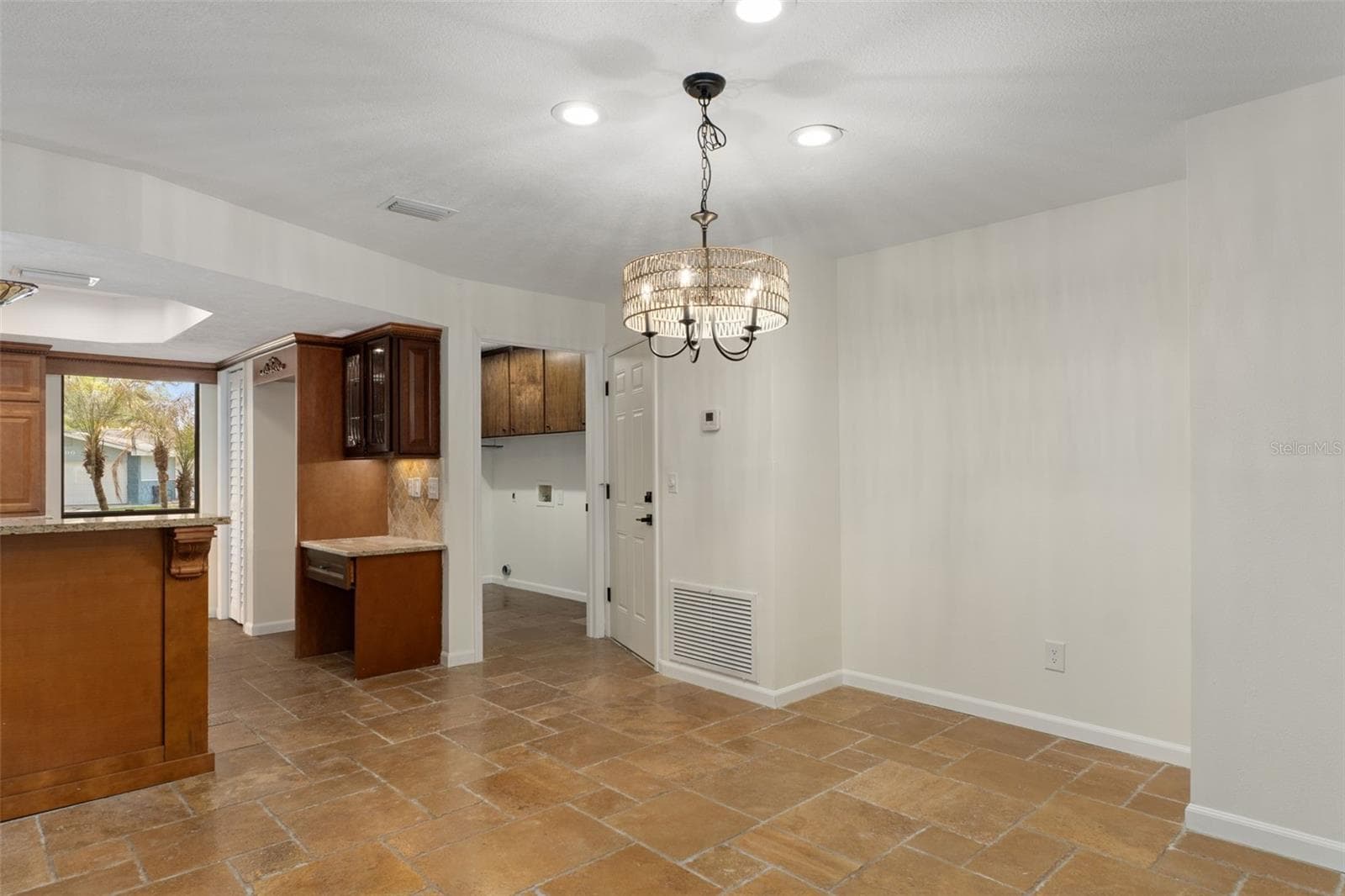 Dining Area - 239 SE PARADISE POINT RD, CRYSTAL RIVER