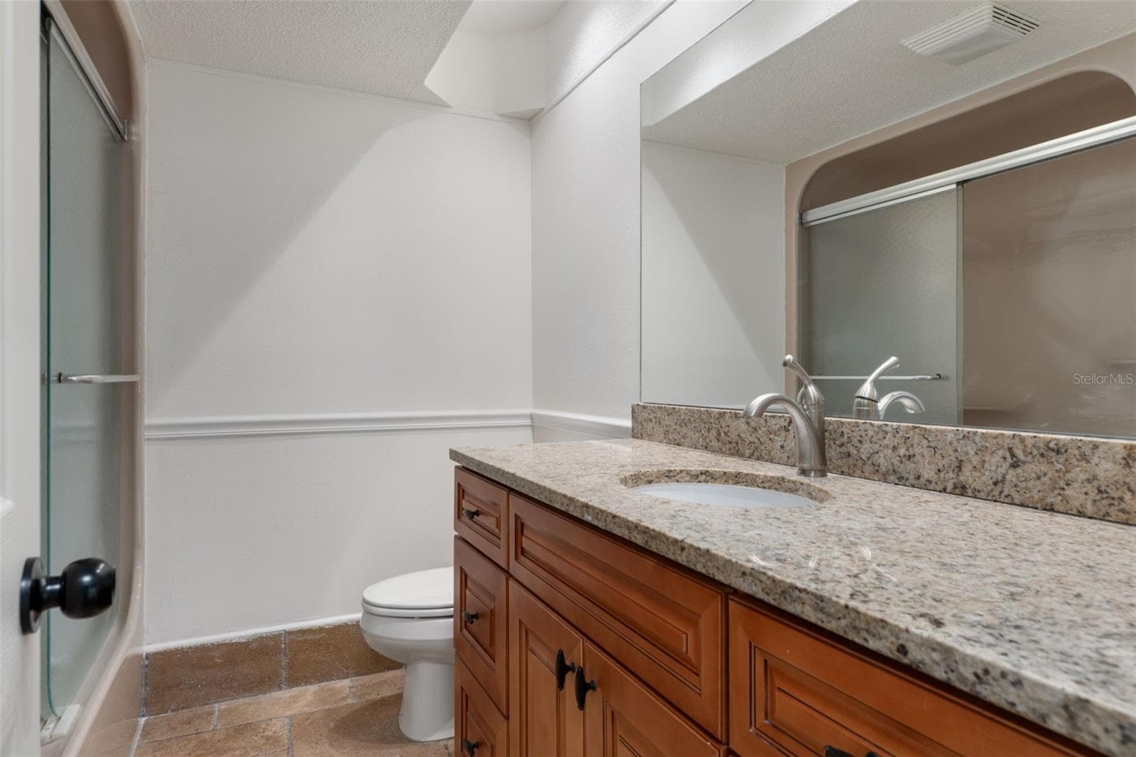 Guest Bathroom - 239 SE PARADISE POINT RD, CRYSTAL RIVER