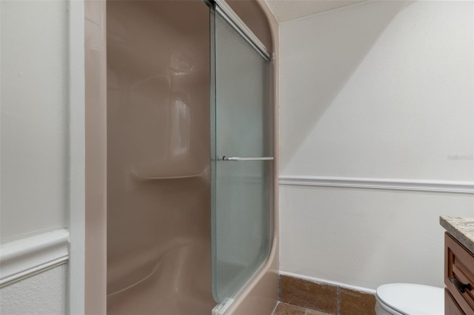 Guest Bathroom - 239 SE PARADISE POINT RD, CRYSTAL RIVER