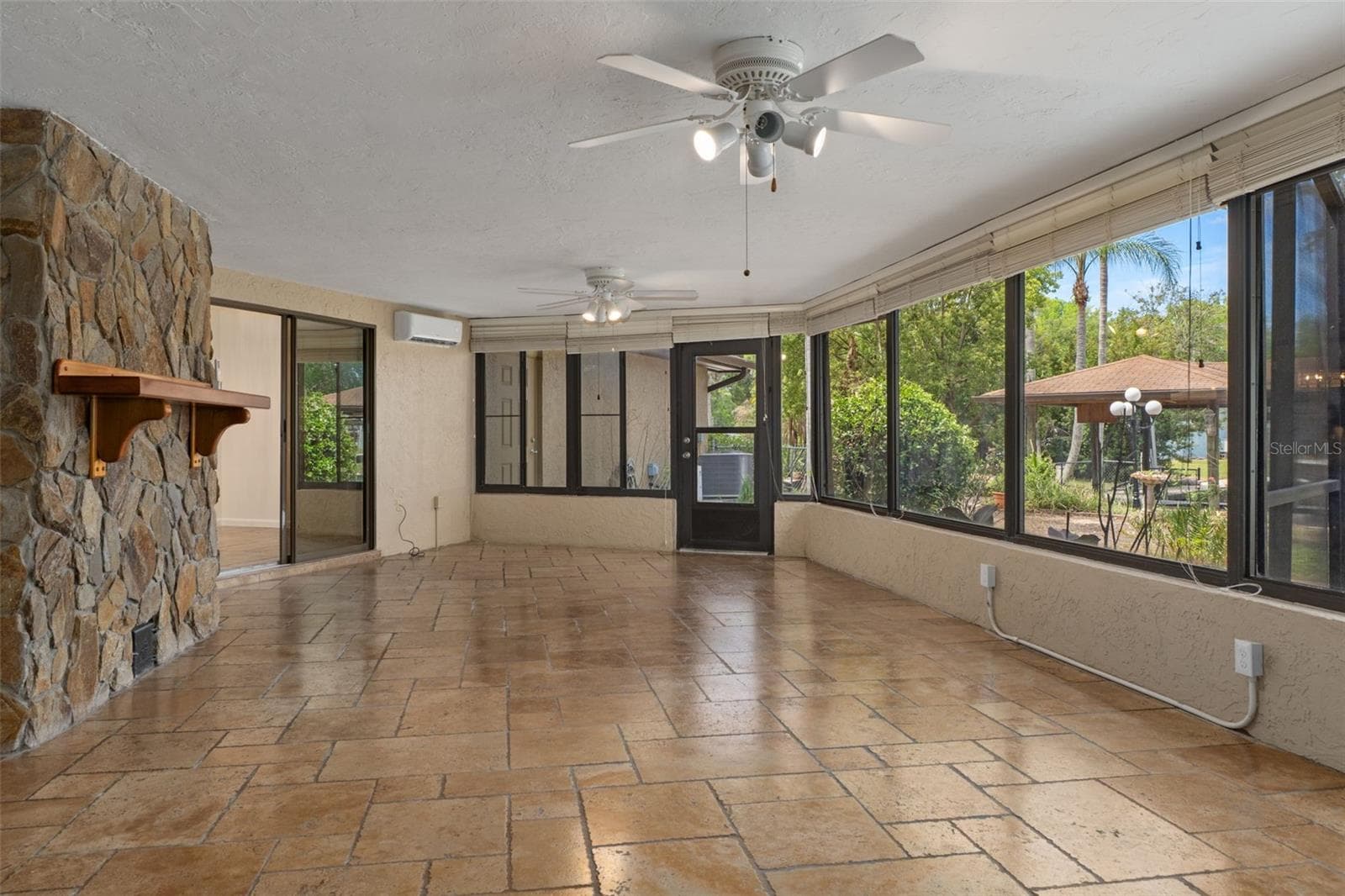 Sunroom - 239 SE PARADISE POINT RD, CRYSTAL RIVER