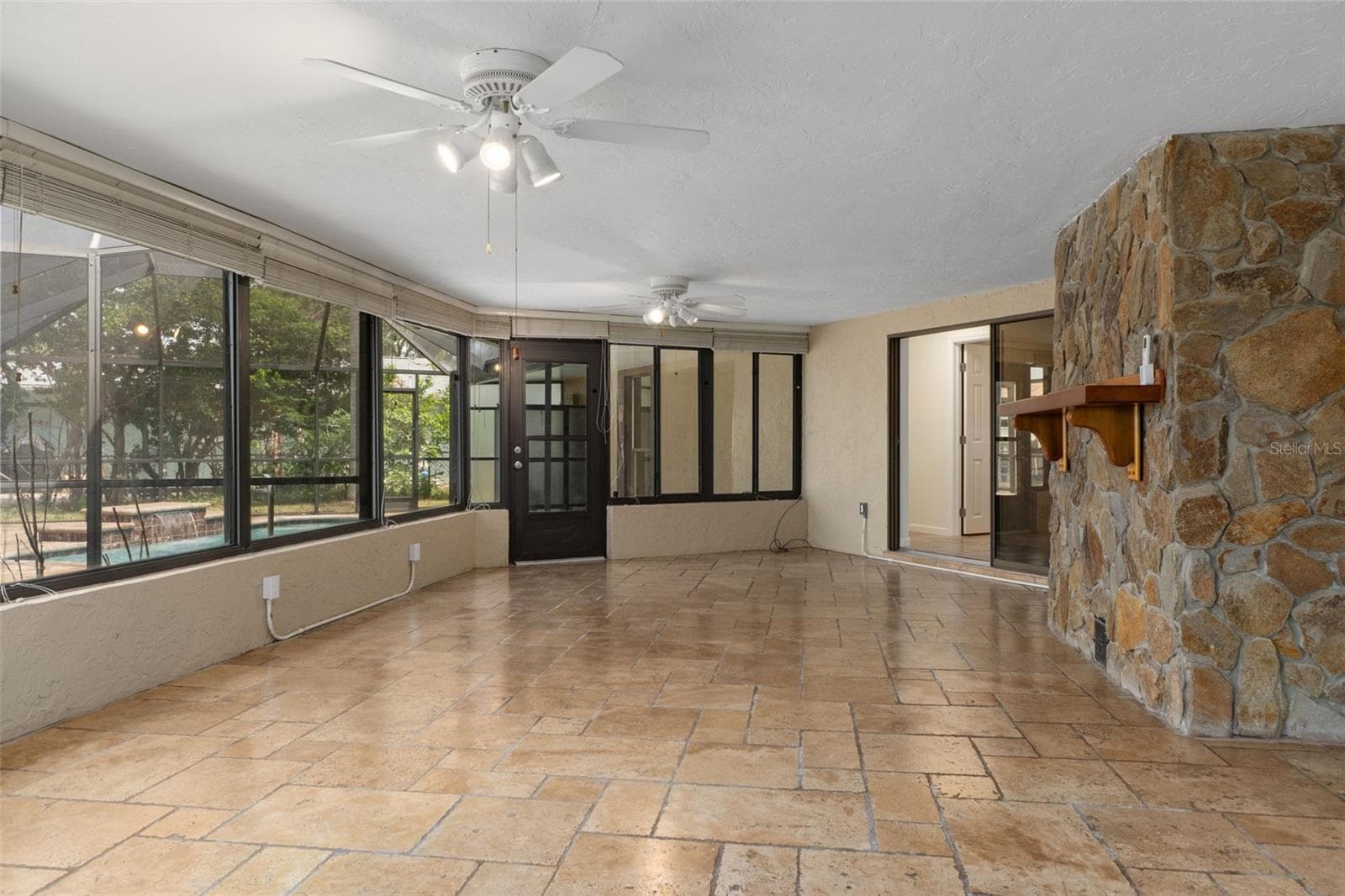 Sunroom - 239 SE PARADISE POINT RD, CRYSTAL RIVER