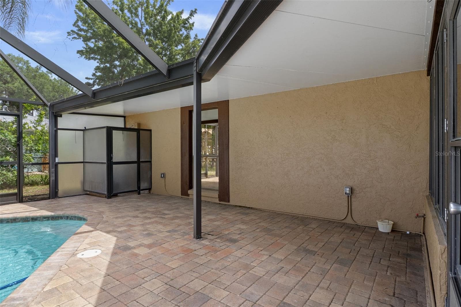 Pool and Enclosed Lanai - 239 SE PARADISE POINT RD, CRYSTAL RIVER