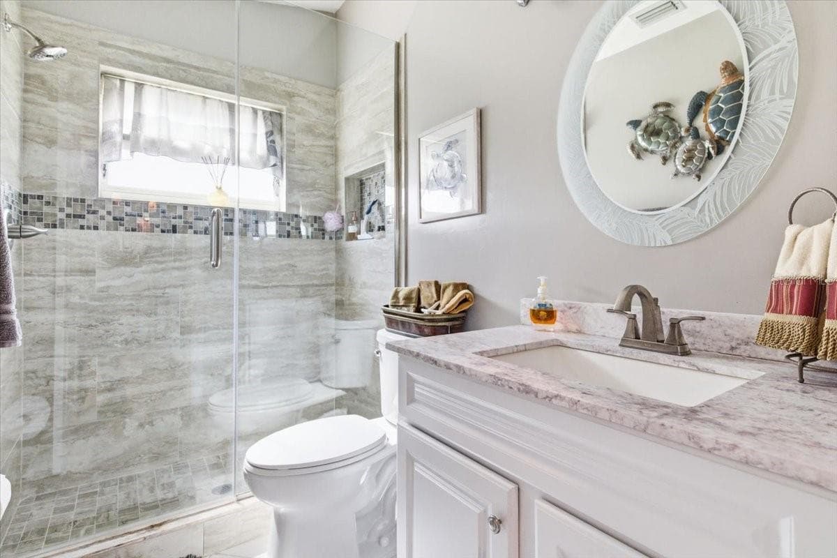 Bath two is located next to second bedroom for convenience of guests - 7015 PLEASANT HILL RD, BRADENTON