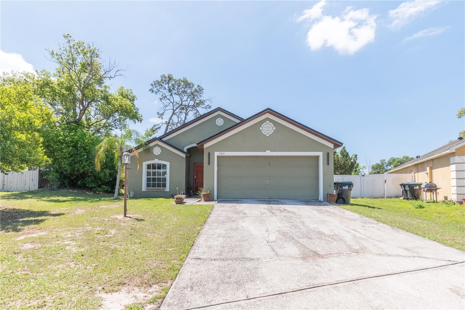 Single Family Residence at 5501 CHATHAM WOODS CT, ORLANDO, photo 2 of 17