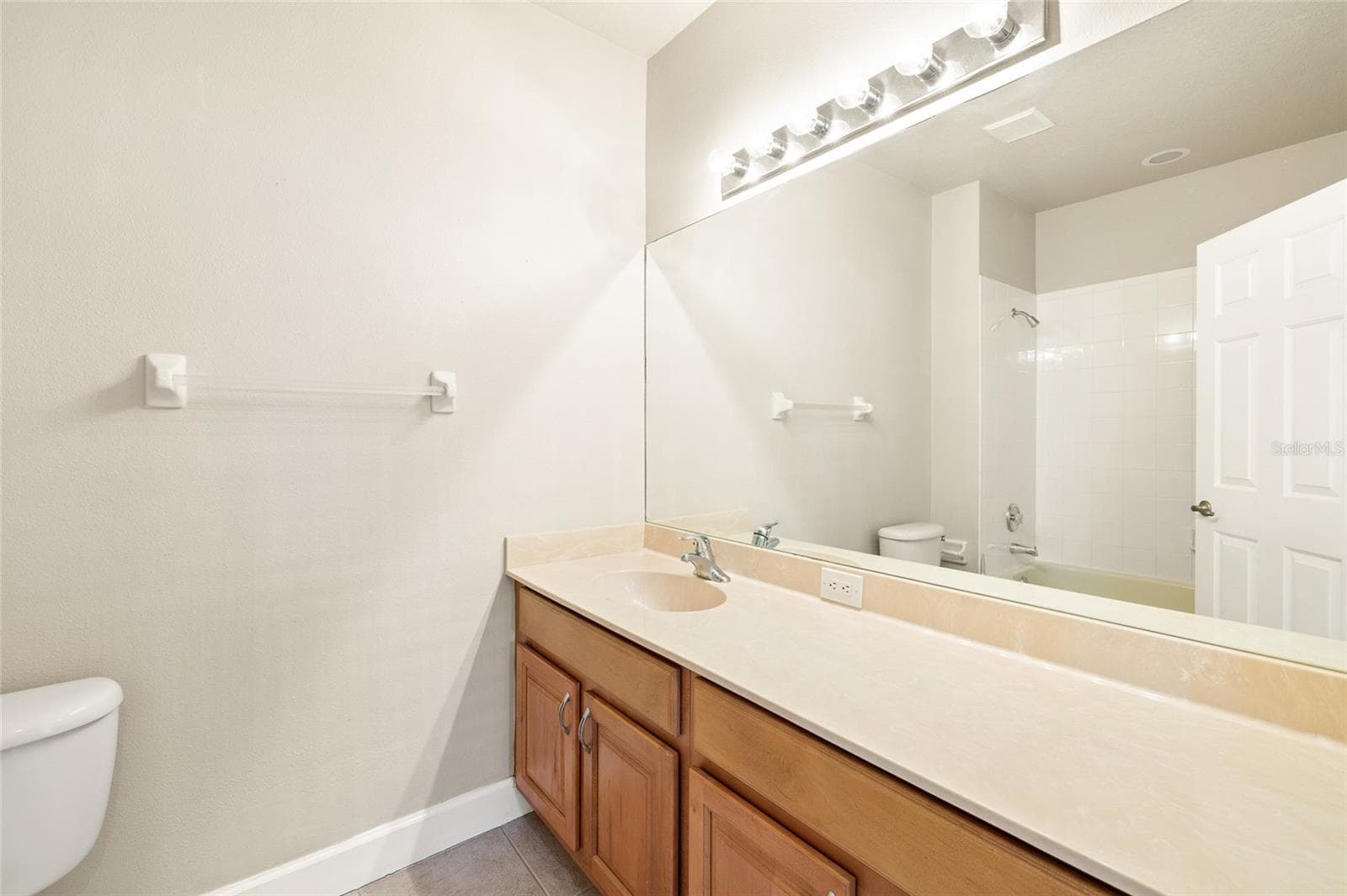 Upstairs Secondary Bath - 14543 MIRABELLE VISTA CIR, TAMPA