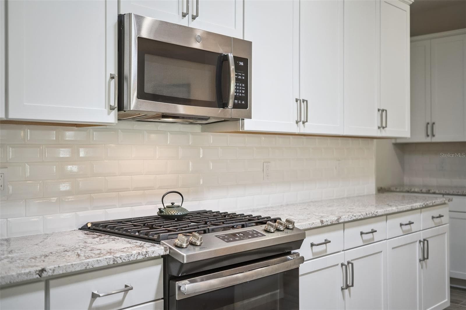 Enjoy cooking on your gas range - 1157 AVERY MEADOWS WAY, DELAND
