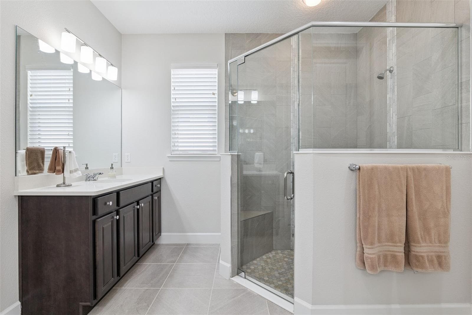 Primary bathroom with large shower with bench and designer tile - 1157 AVERY MEADOWS WAY, DELAND