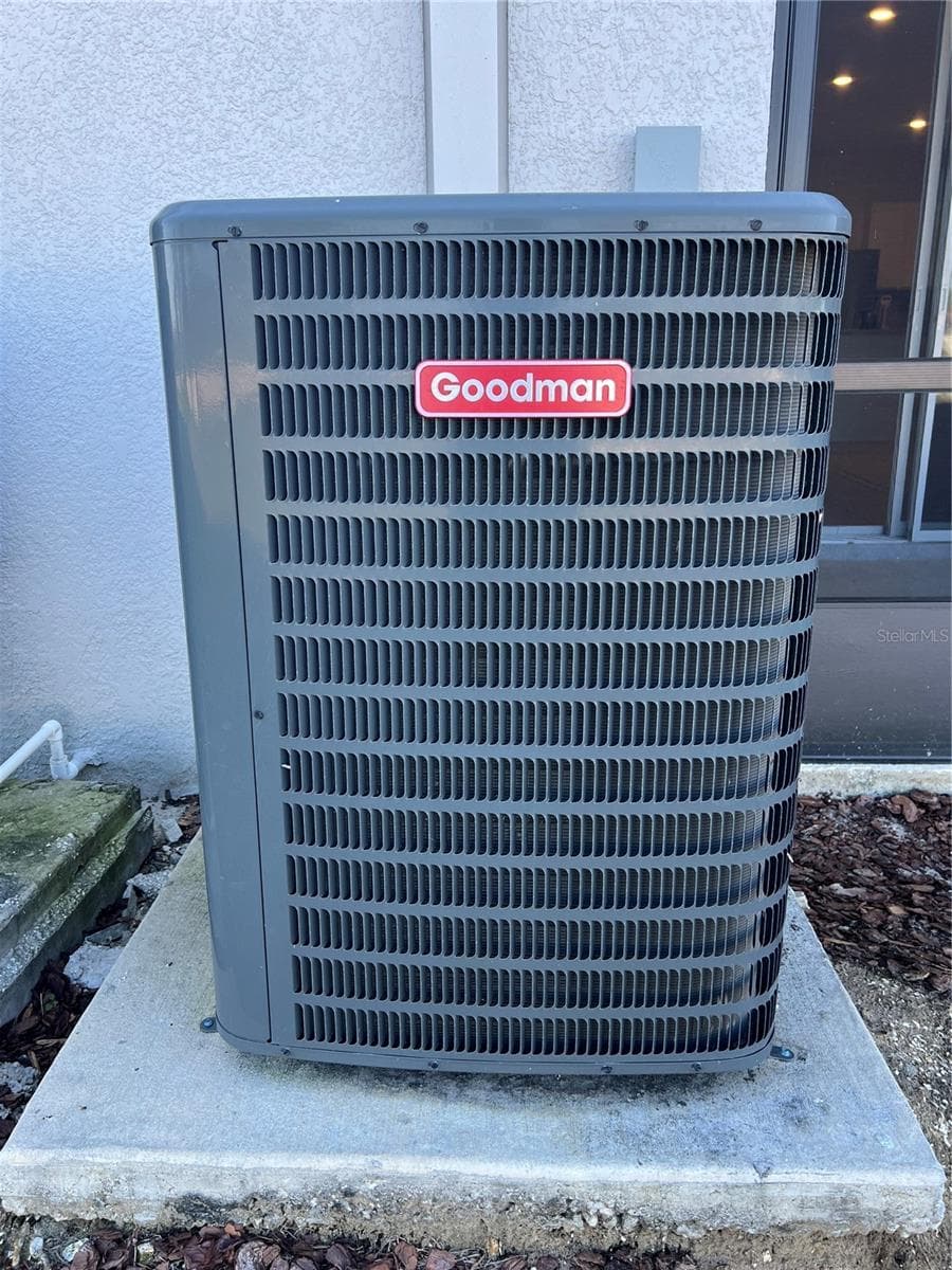 HVAC on concrete pad - 184 MANGROVE SHADE CIR, APOLLO BEACH