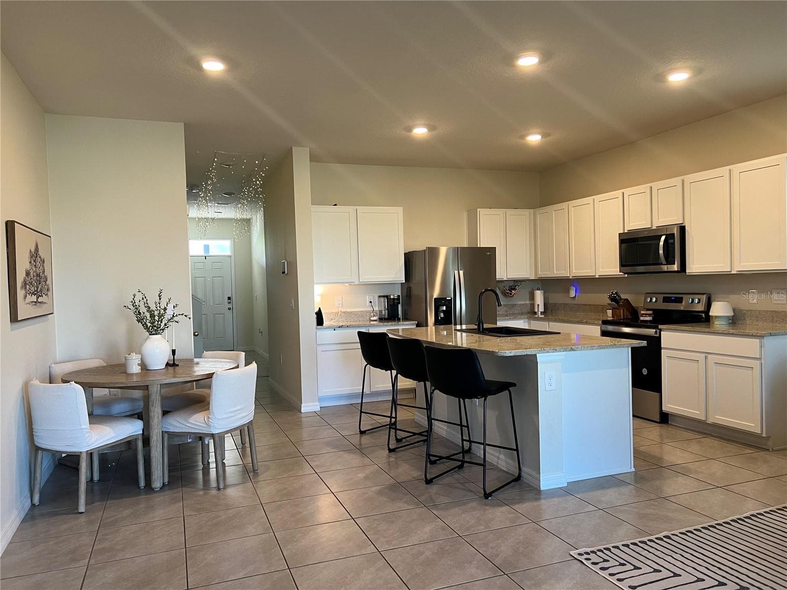 Beautiful Kitchen with Large Island - 184 MANGROVE SHADE CIR, APOLLO BEACH