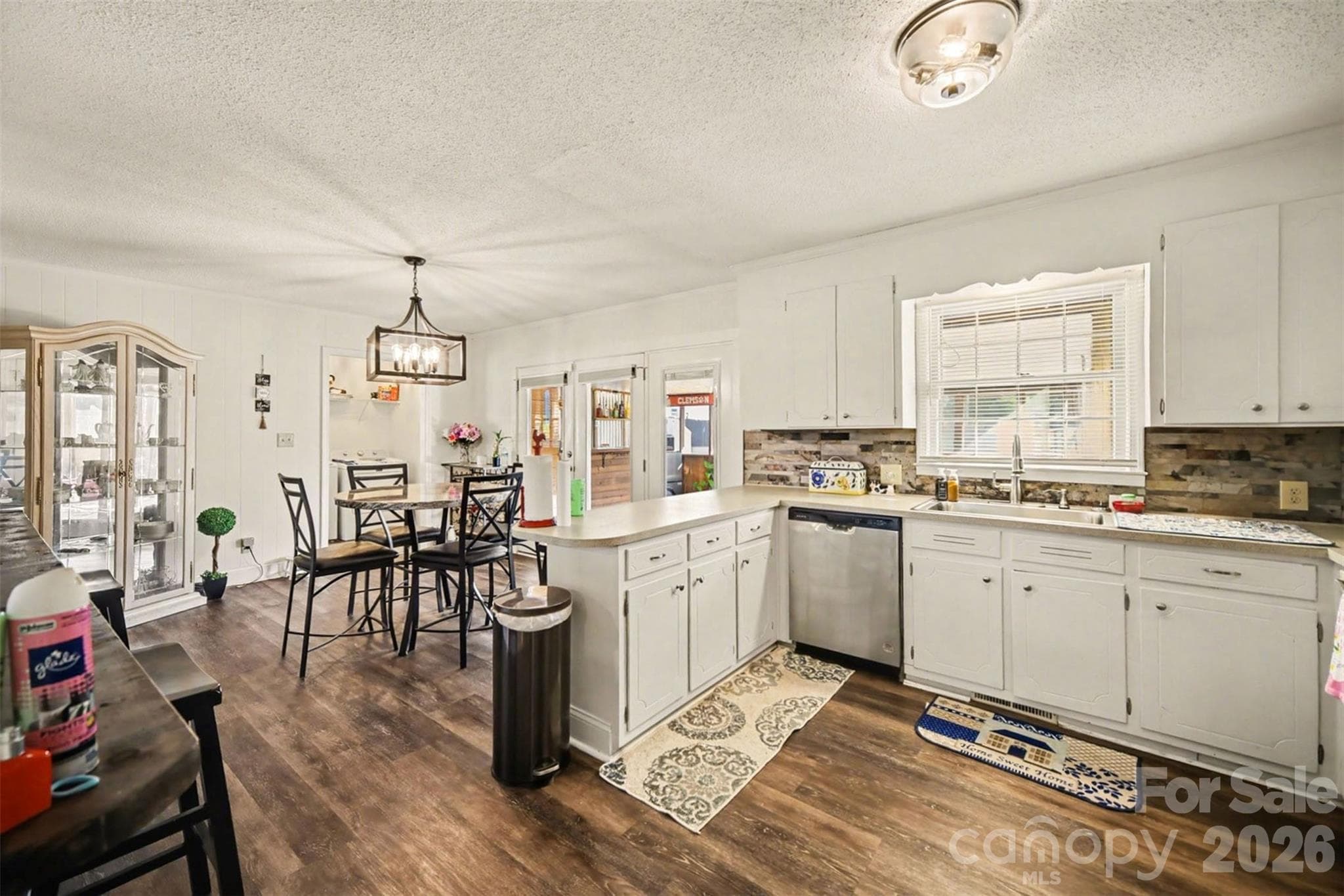 Single Family Residence at 1087 Greenbriar Drive, Lancaster, photo 9 of 26