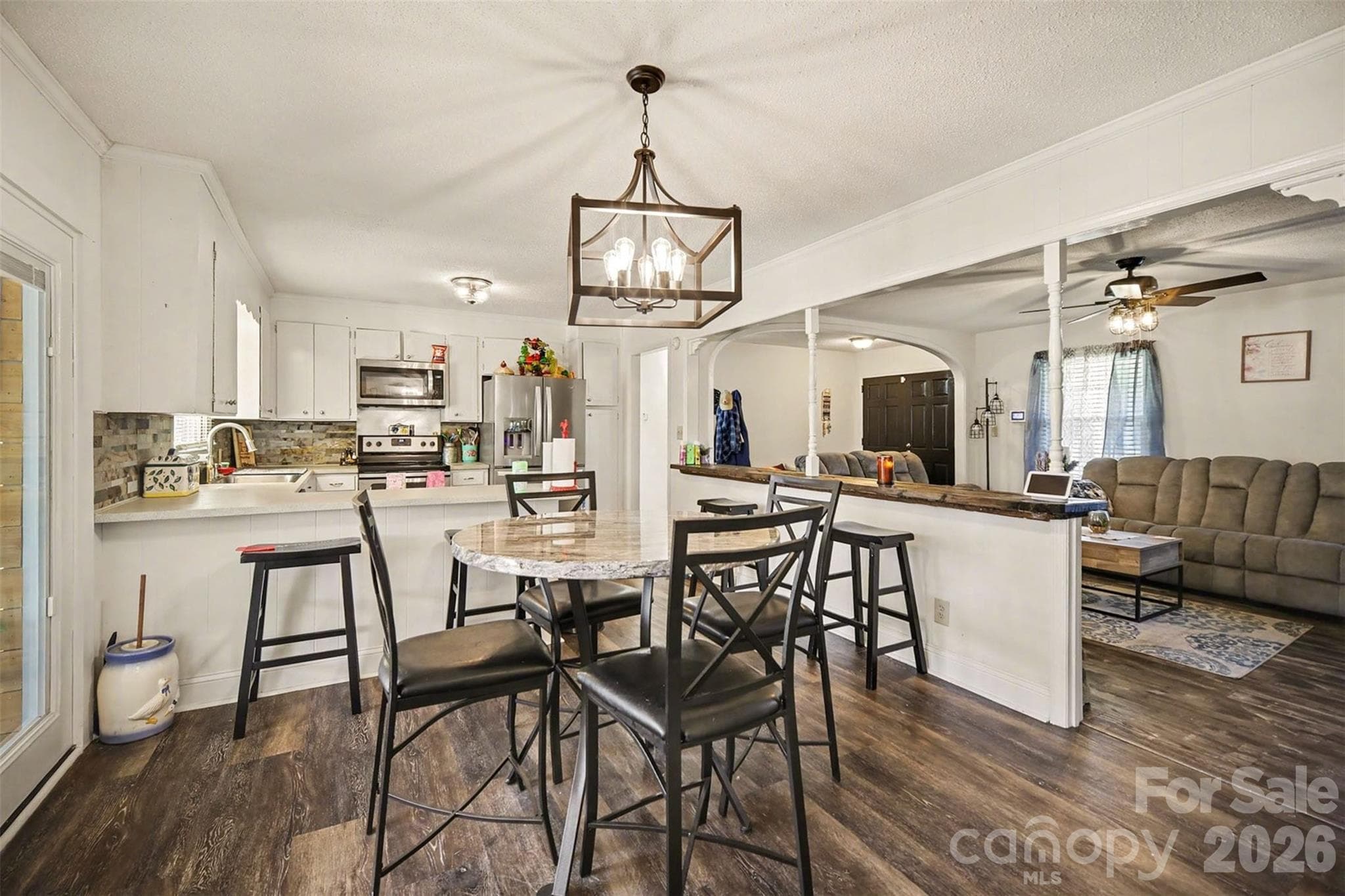 Single Family Residence at 1087 Greenbriar Drive, Lancaster, photo 11 of 26