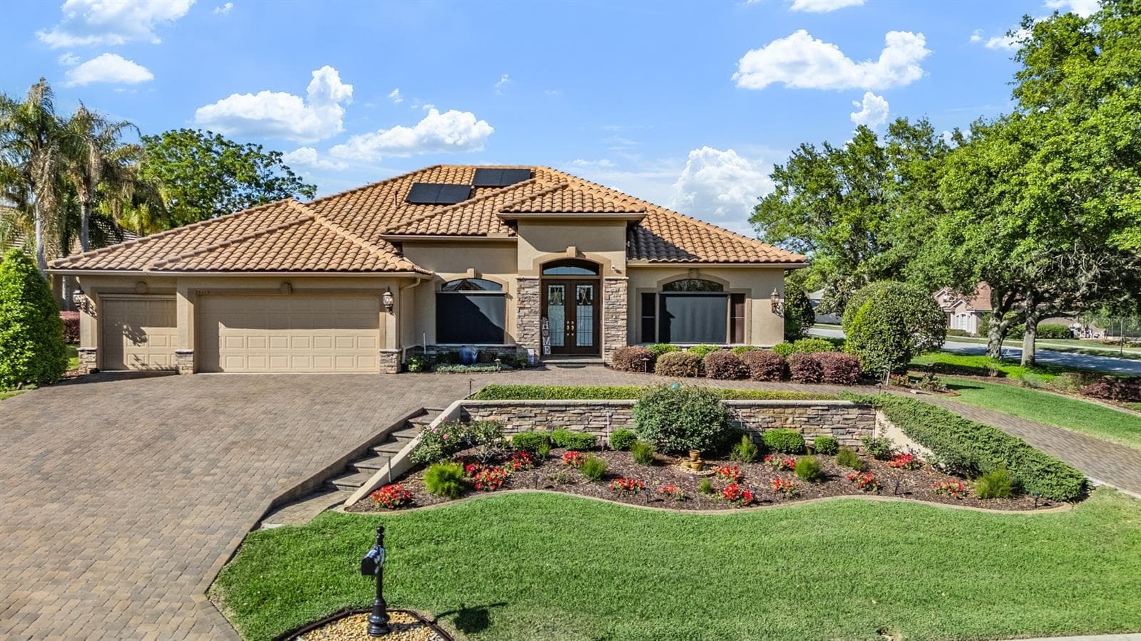 Lushly Landscaped with GREAT Curb Appeal! - 34115 AMERICANA AVE, DADE CITY