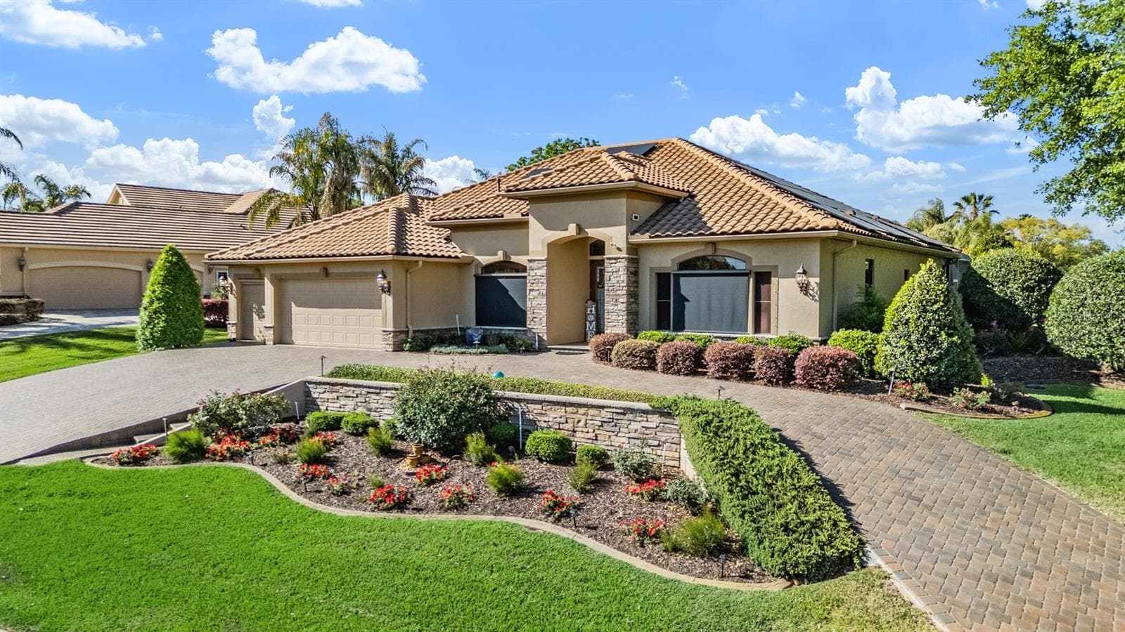 Very inviting landscape! - 34115 AMERICANA AVE, DADE CITY