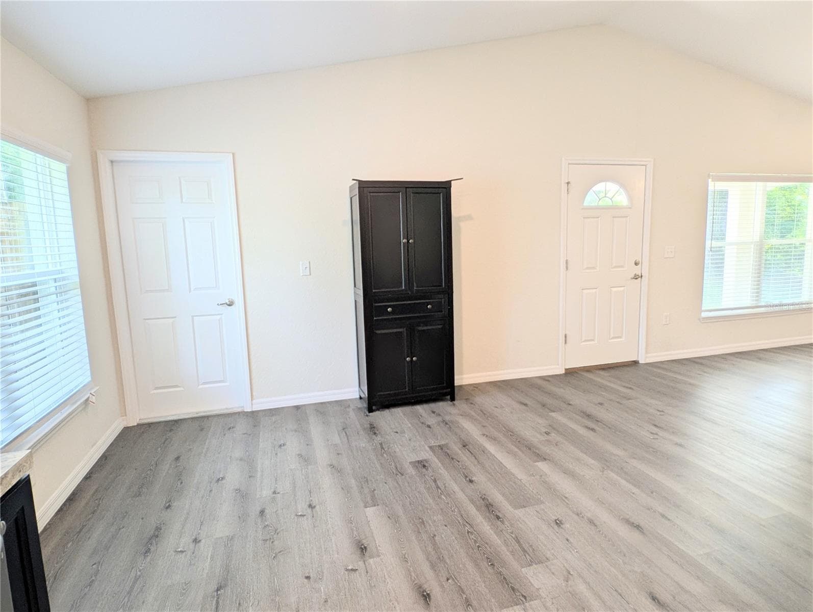 Dining room with pantry storage cabinet - 13296 SE 33RD CT, BELLEVIEW