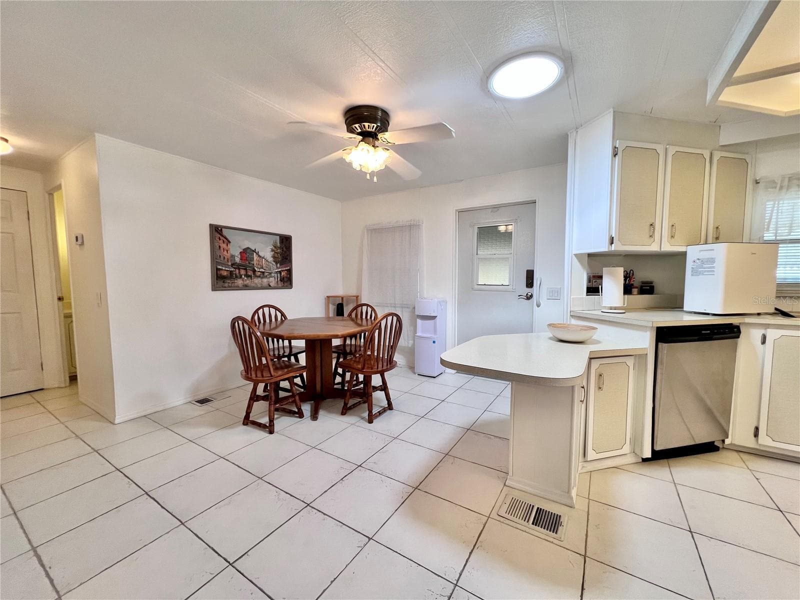 dinette - 1100 BELCHER RD S #663, LARGO