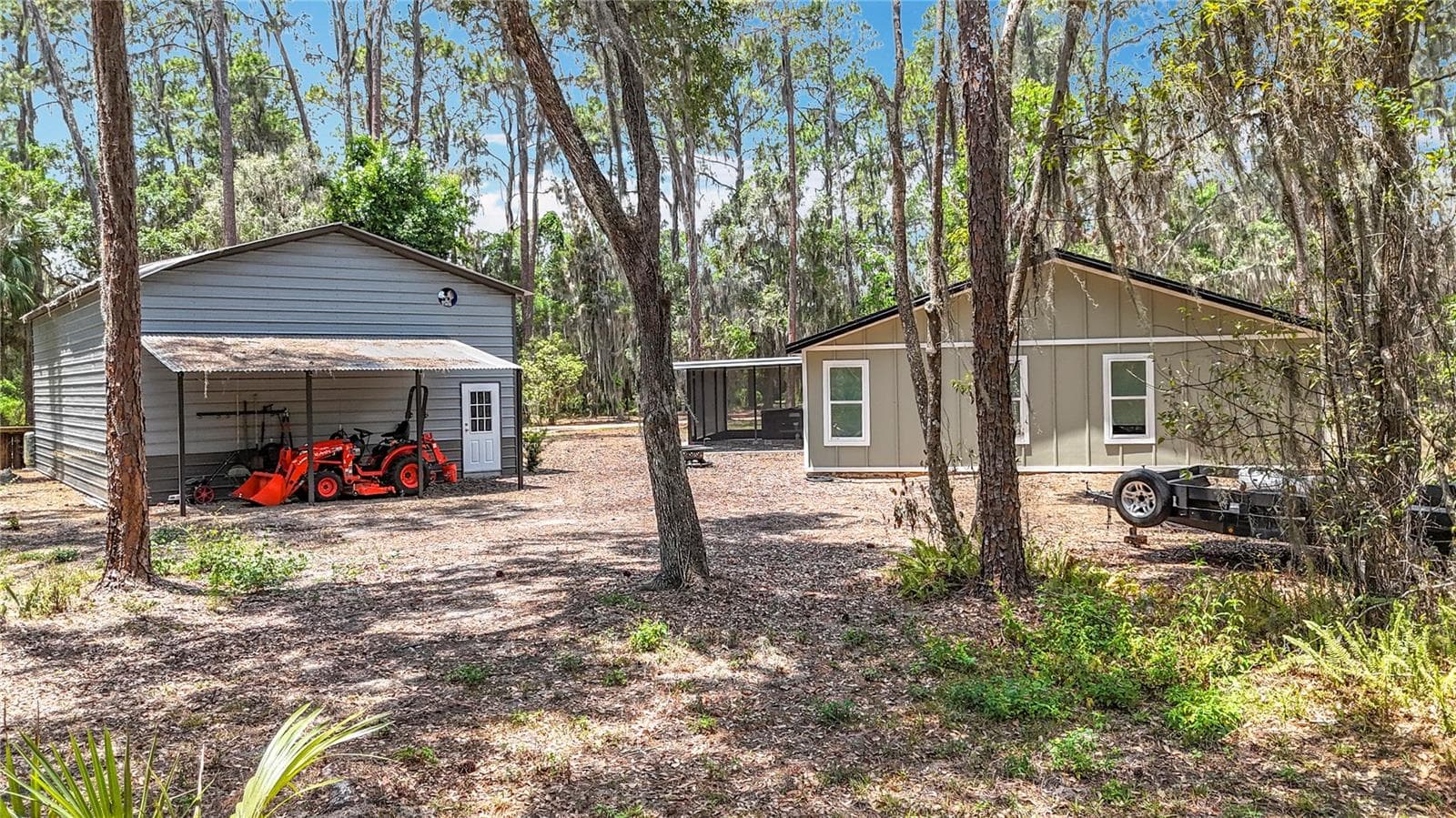 Side of home and workshop - 7374 CIRCLE DR, LADY LAKE