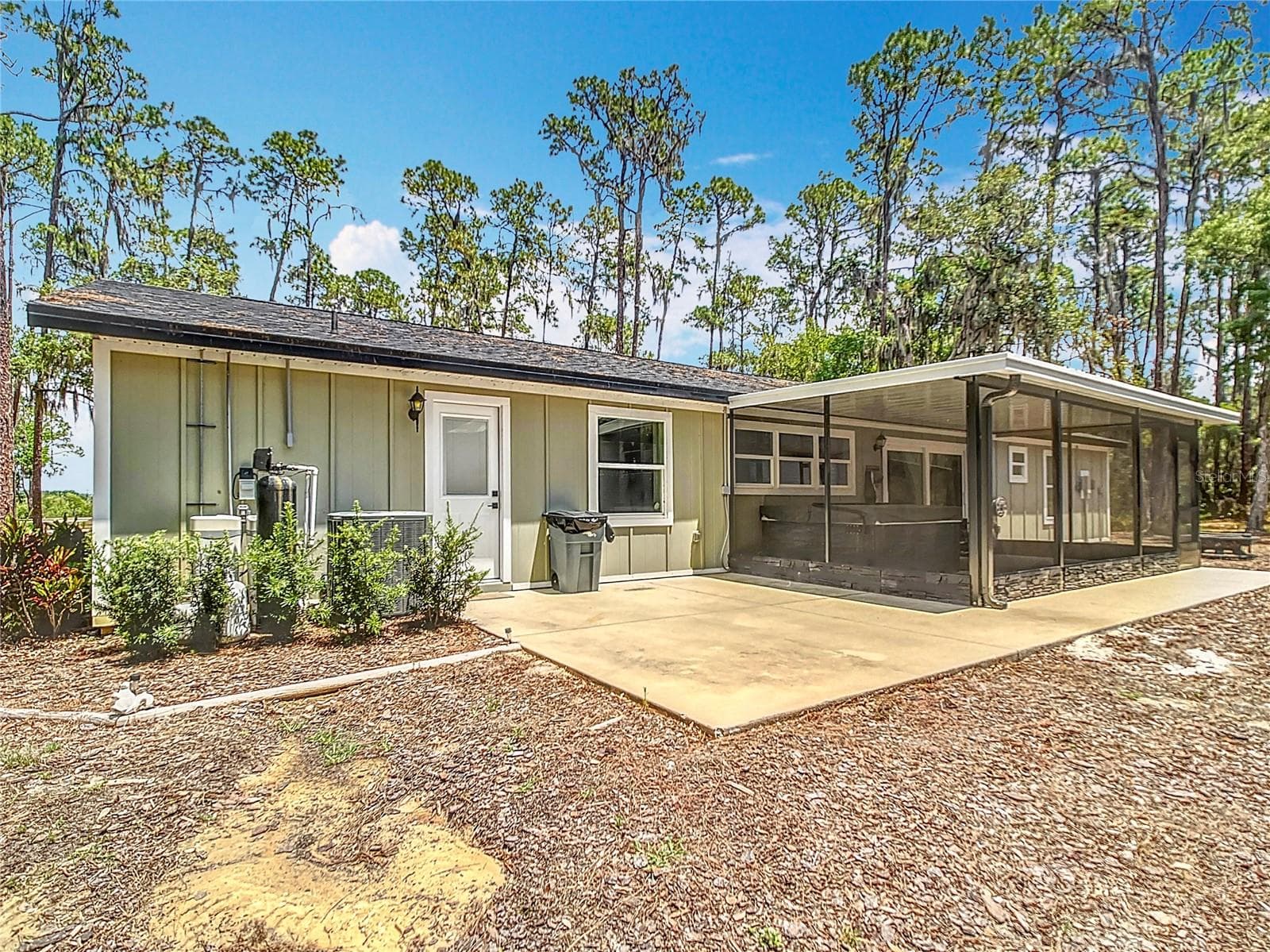 Rear of home - 7374 CIRCLE DR, LADY LAKE