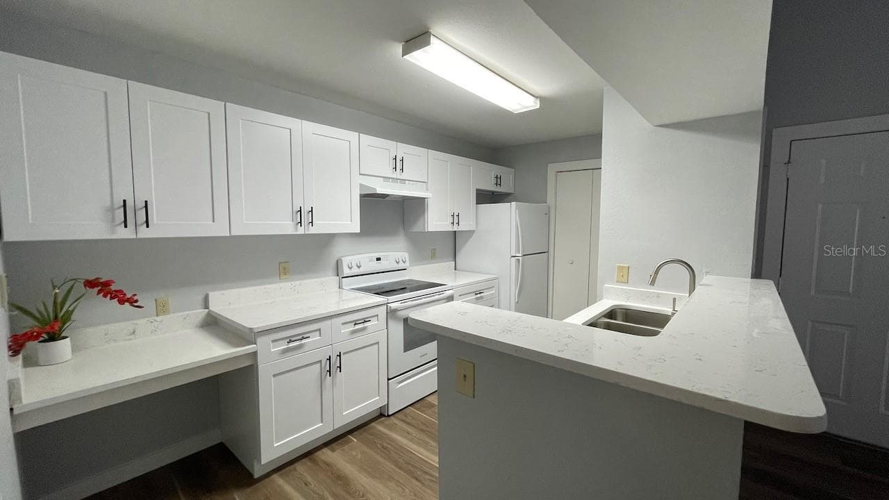 Kitchen with breakfast bar - 4225 THORNBRIAR LN #201, ORLANDO