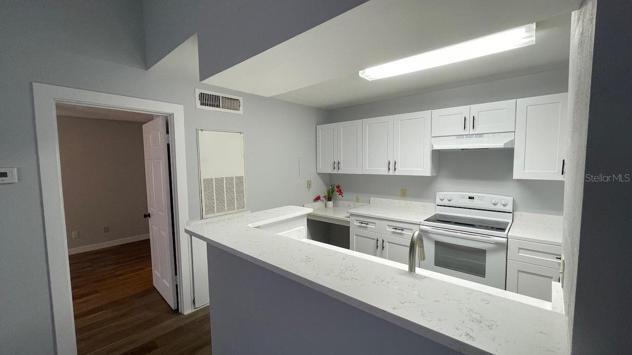 Kitchen with breakfast bar - 4225 THORNBRIAR LN #201, ORLANDO
