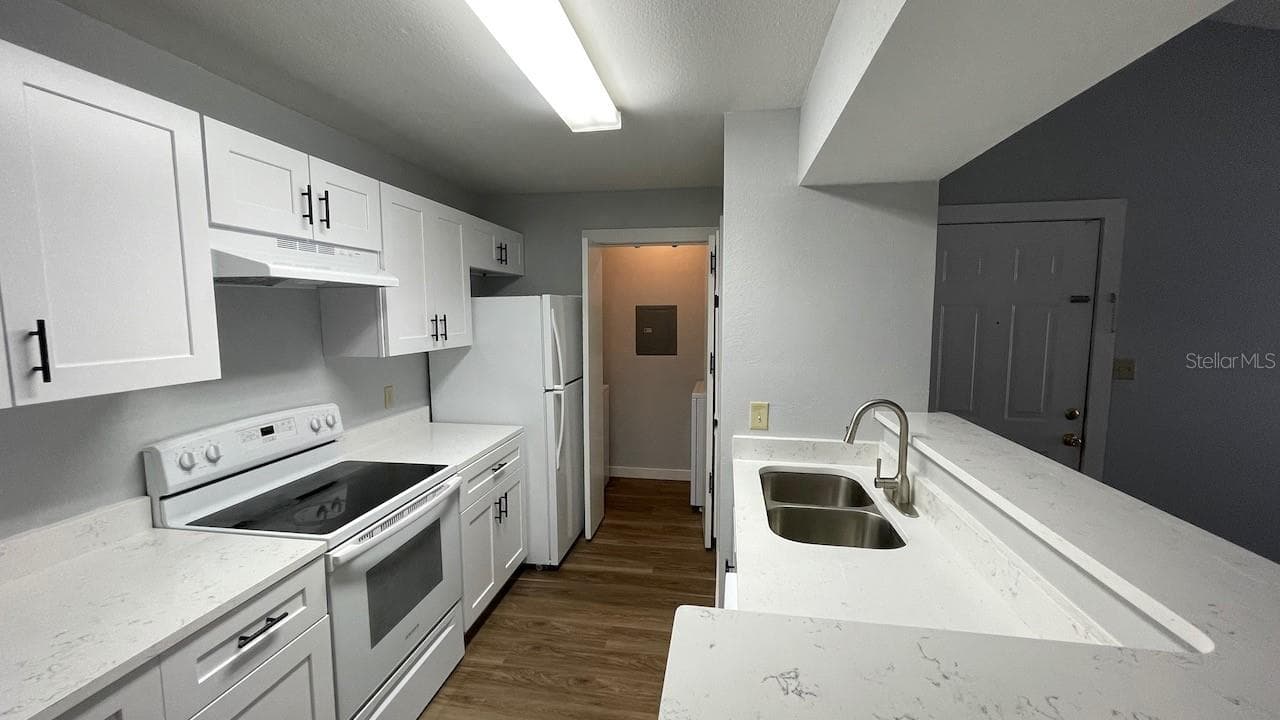 Kitchen with laundry room at the end - 4225 THORNBRIAR LN #201, ORLANDO