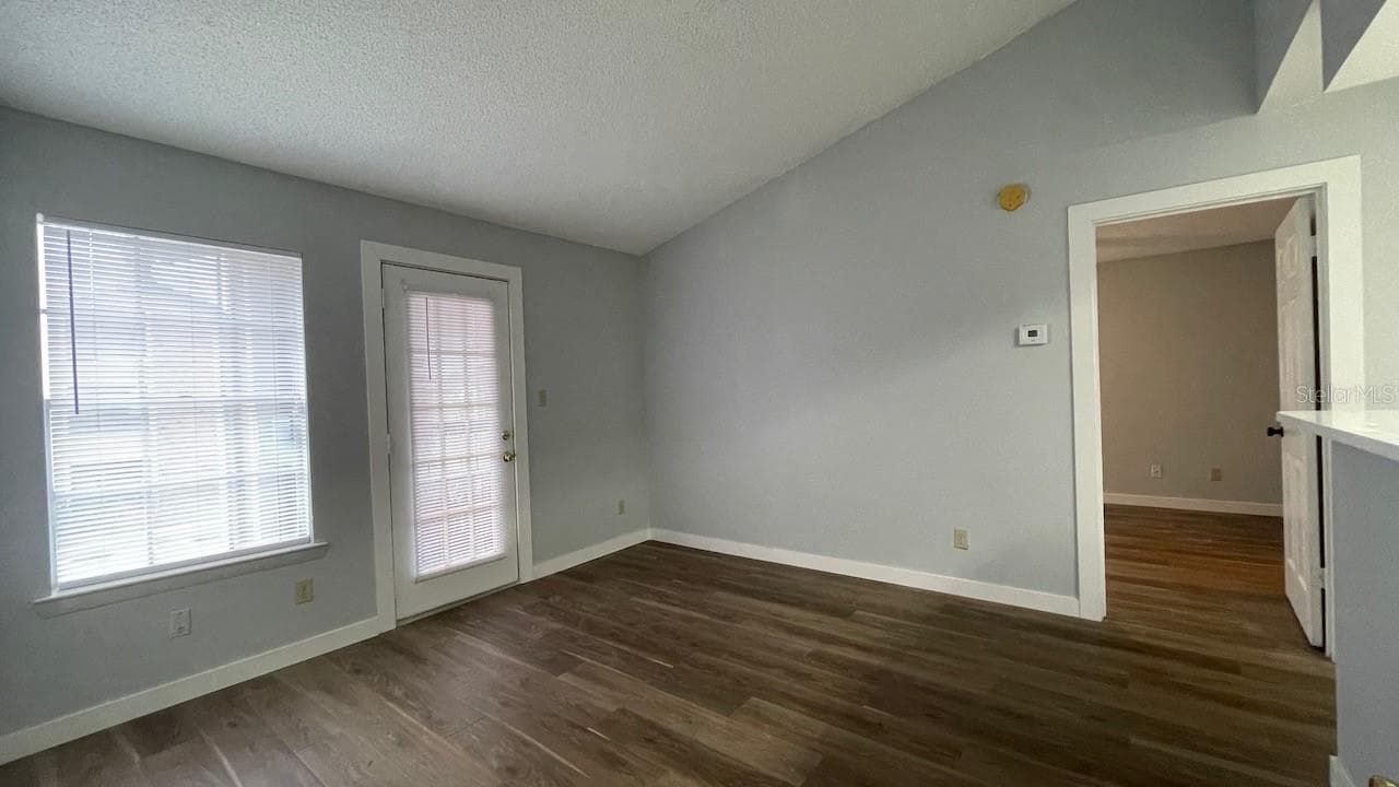 Living room with vaulted ceilings - 4225 THORNBRIAR LN #201, ORLANDO