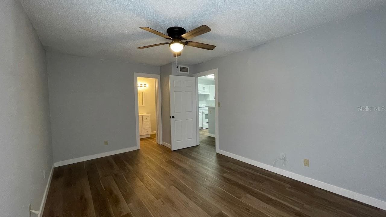Bedroom with en-suite bathroom - 4225 THORNBRIAR LN #201, ORLANDO