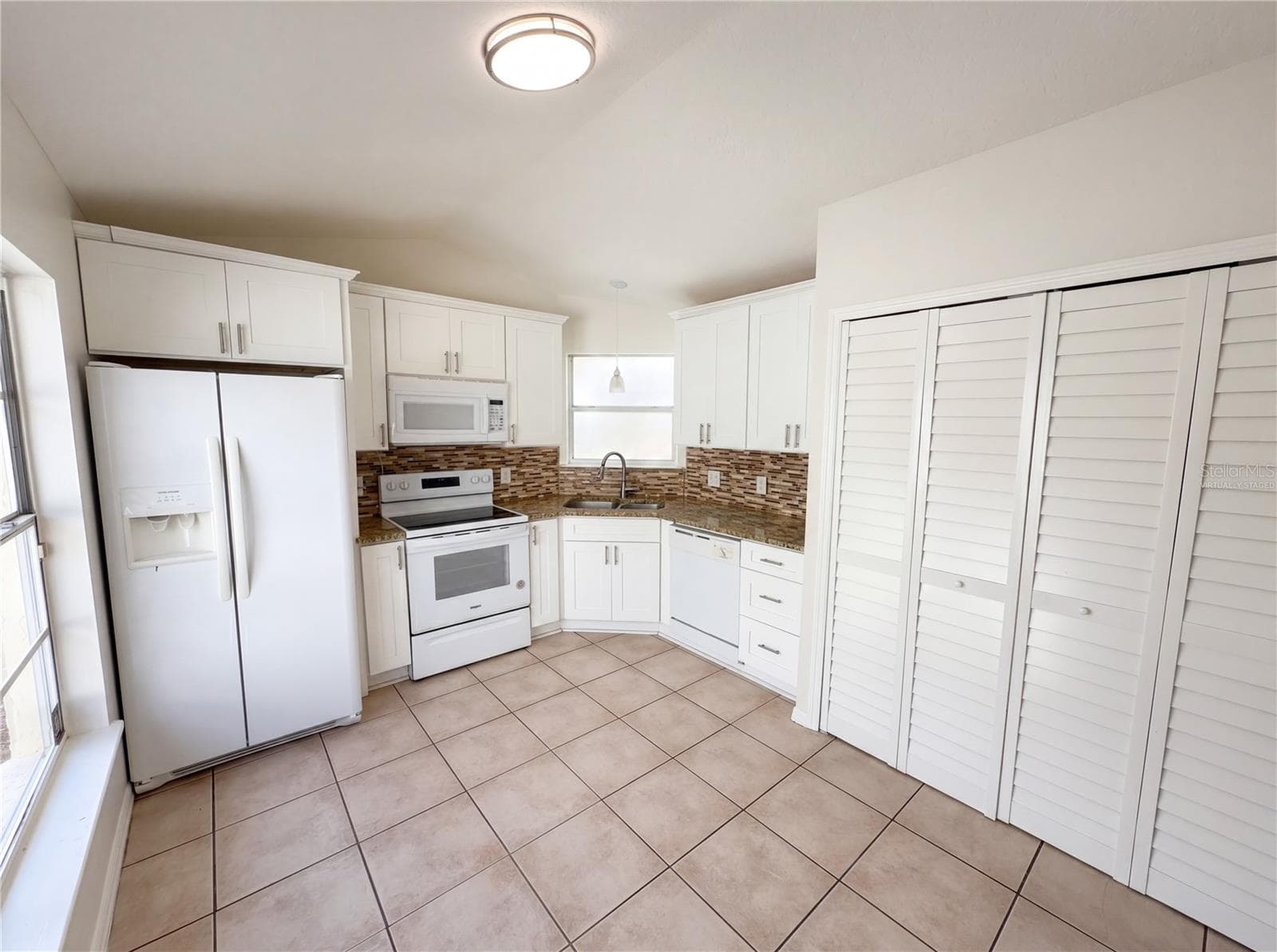 Single Family Residence at 9814 DEAN COVE LN, ORLANDO, photo 2 of 21