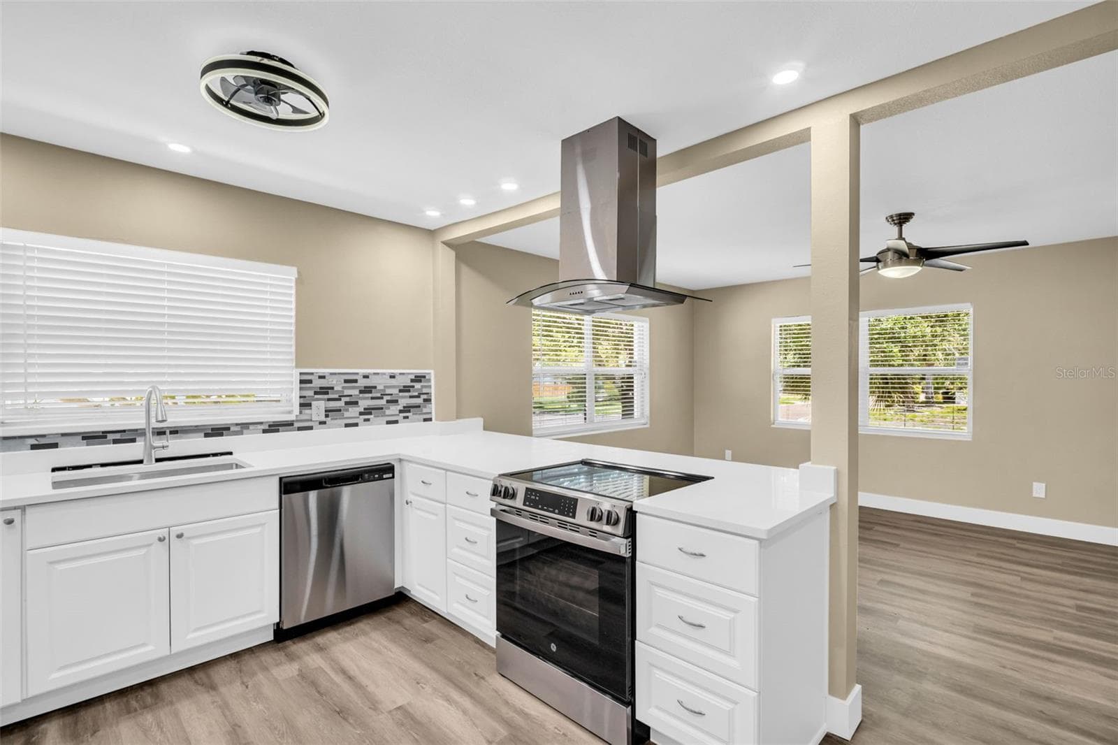 KITCHEN - 1001 JASMINE WAY, CLEARWATER