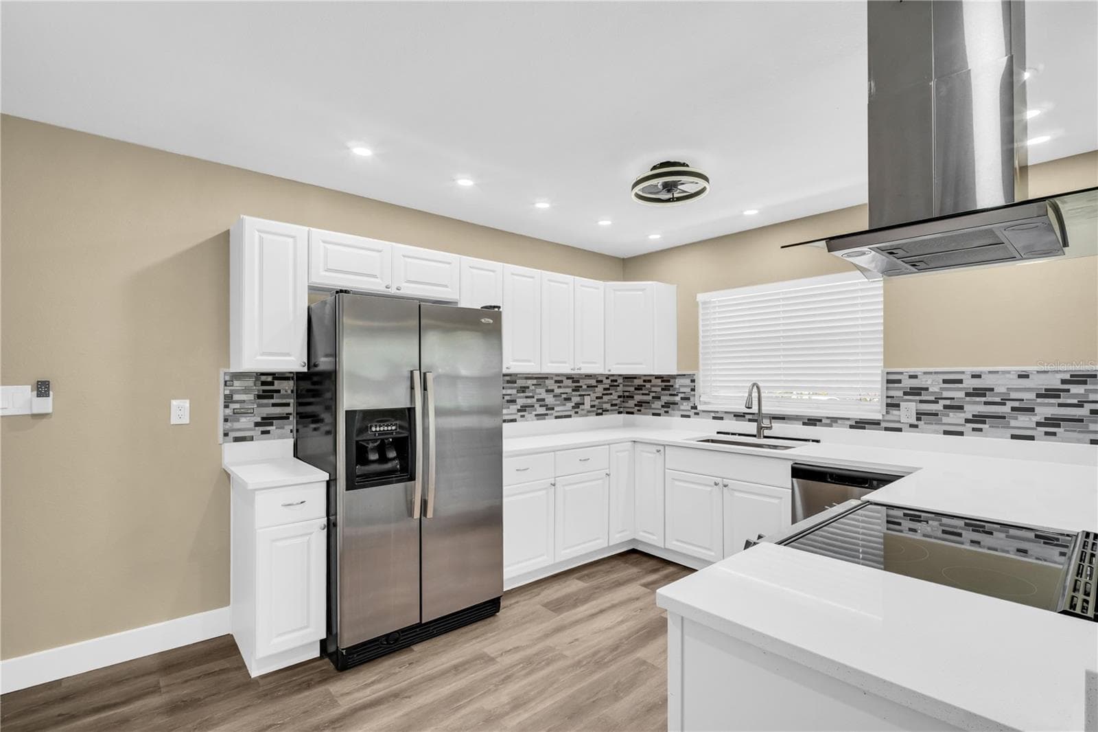 KITCHEN - 1001 JASMINE WAY, CLEARWATER