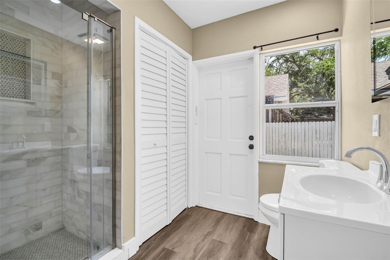 Master shower & linen closet - 1001 JASMINE WAY, CLEARWATER