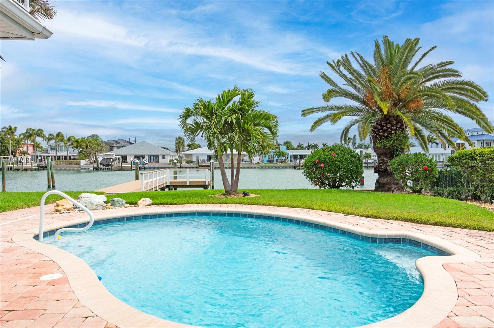 Sparkling pool - 11855 4TH ST E, TREASURE ISLAND