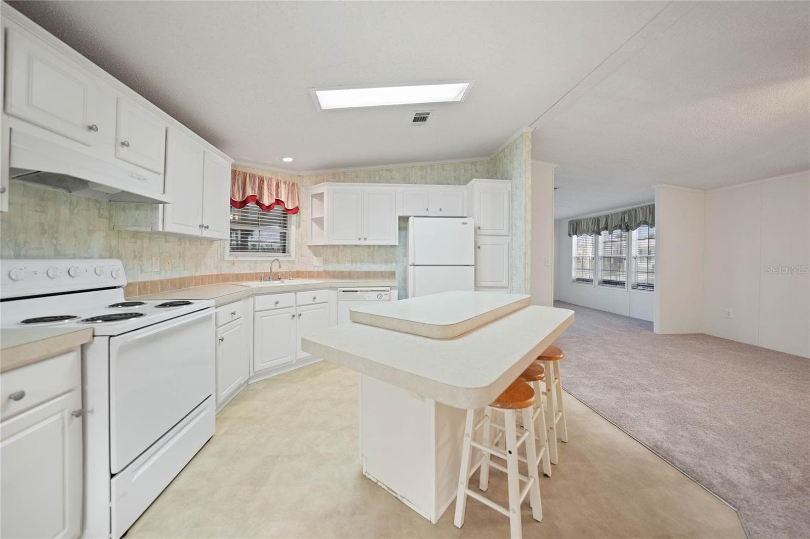 Manufactured Home at 2100 KINGS HWY #517, PORT CHARLOTTE, photo 3 of 40