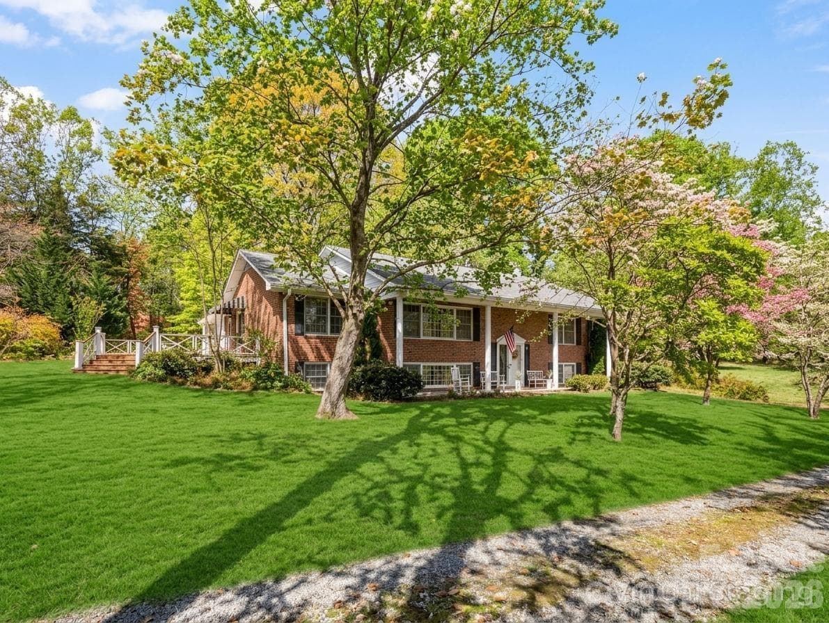Beautiful home on 5.98 acres - Hendersonville