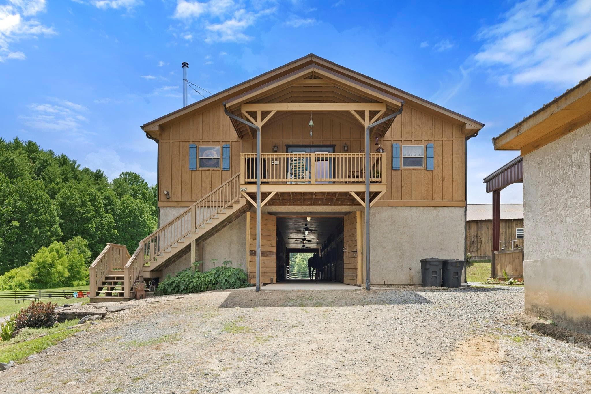 Main barn w/10 stalls - Horse Shoe