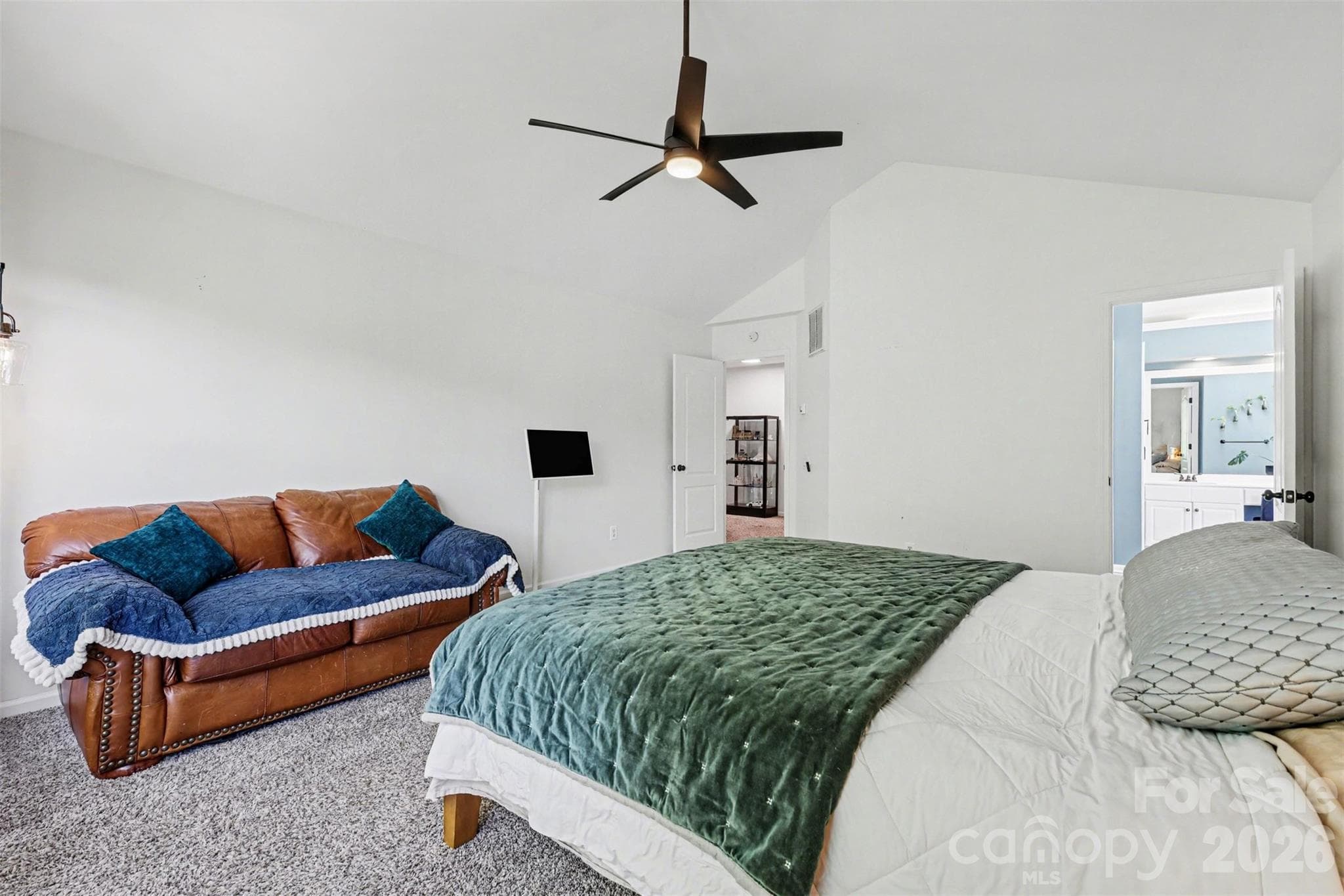 Single Family Residence at 6213 Knightsgate Court, Charlotte, photo 17 of 36