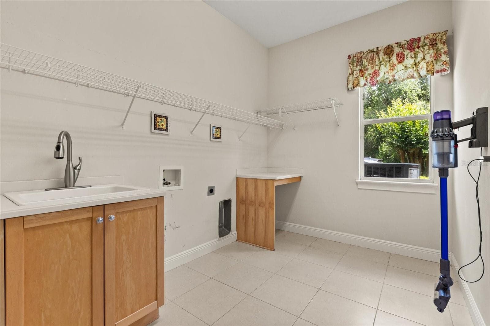 Single Family Residence at 420 VALLEY STREAM DR, GENEVA, photo 41 of 57