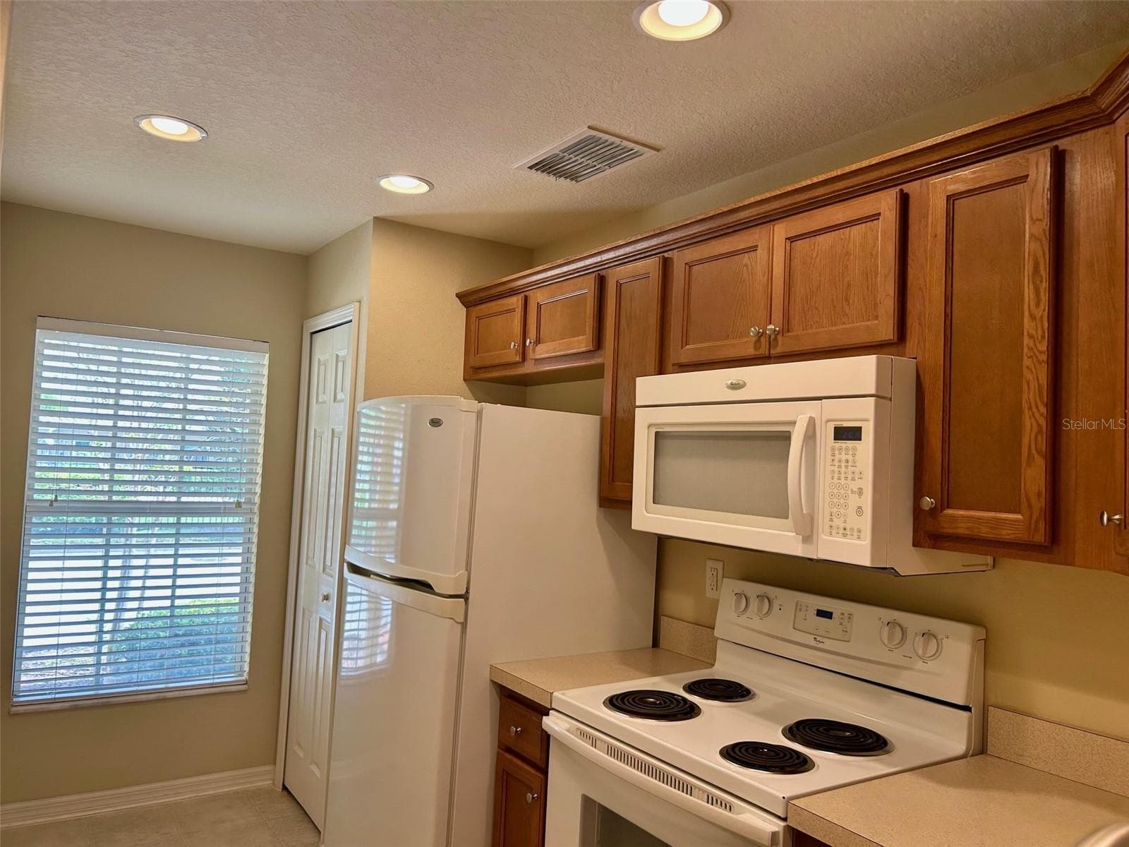 Bright And Open Kitchen - 2078 SUN DOWN DR, CLEARWATER