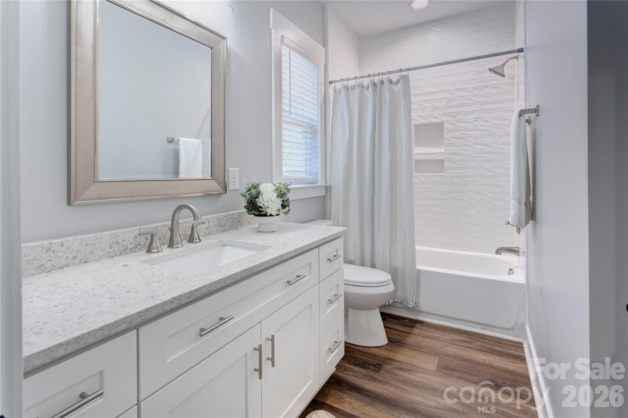 Full bathroom - Charlotte