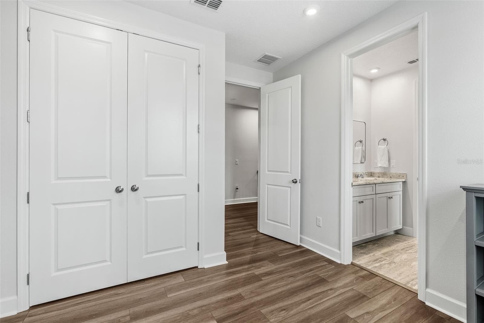 Bedroom 3 jack and jill bathroom - 1851 COASTAL CT, CELEBRATION