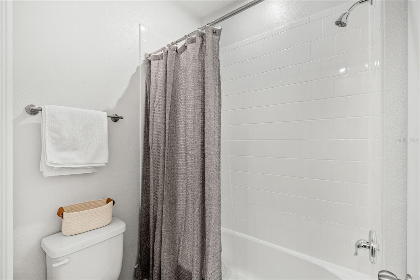 Upstairs Shower/Bath combo - 1851 COASTAL CT, CELEBRATION