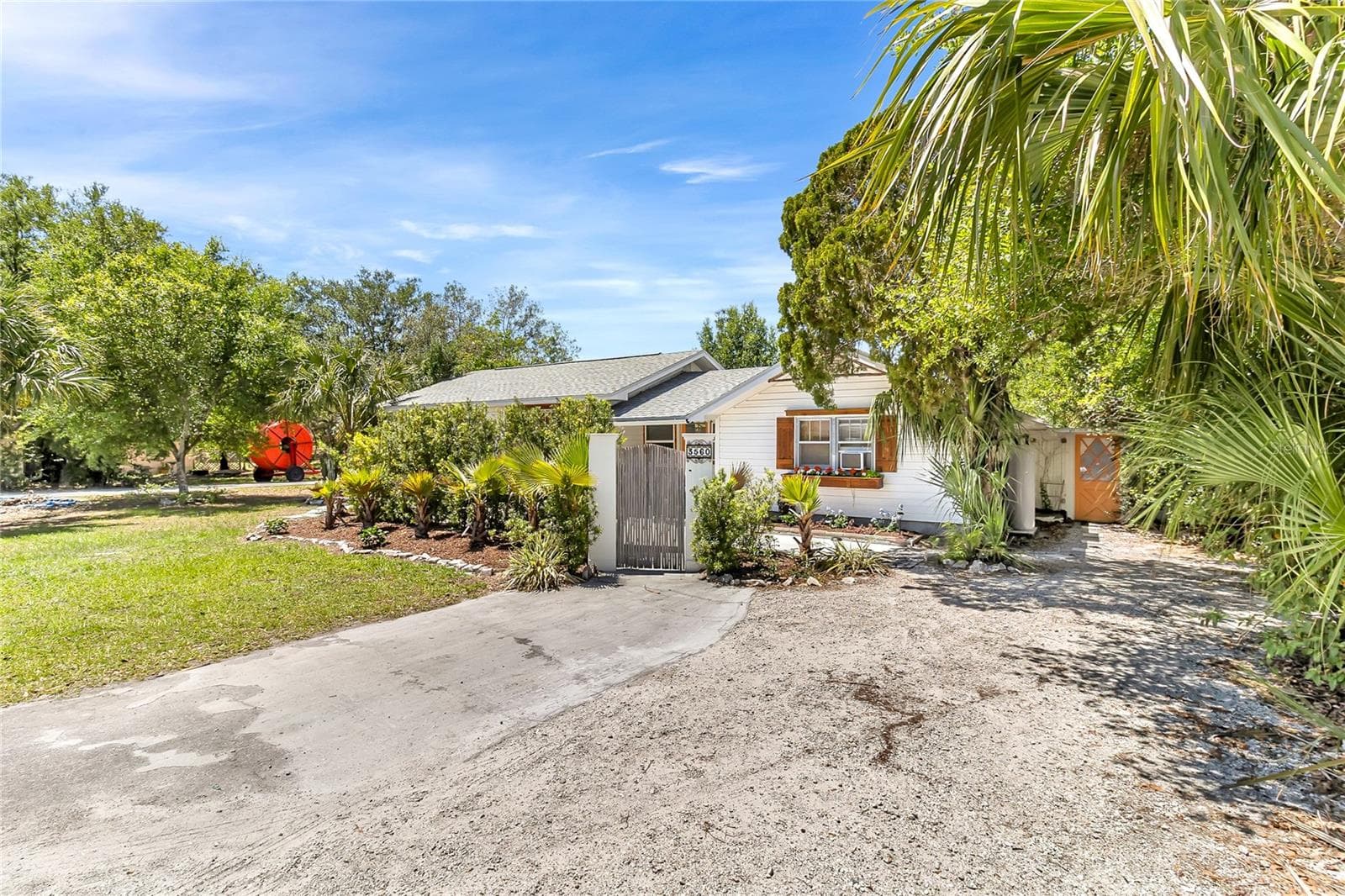Single Family Residence at 3560 MARTIN AVE, MOUNT DORA, photo 6 of 49
