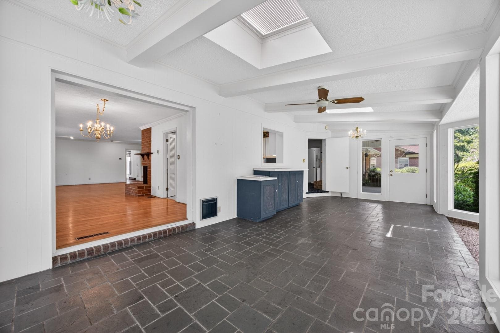 Sunroom - slate tile, sky lights, built in planter - Salisbury