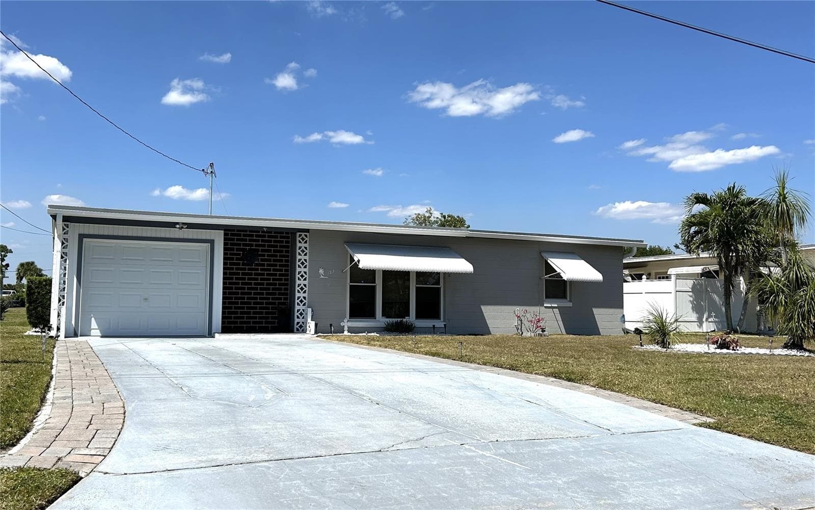 123 POINSETTIA CIR NE