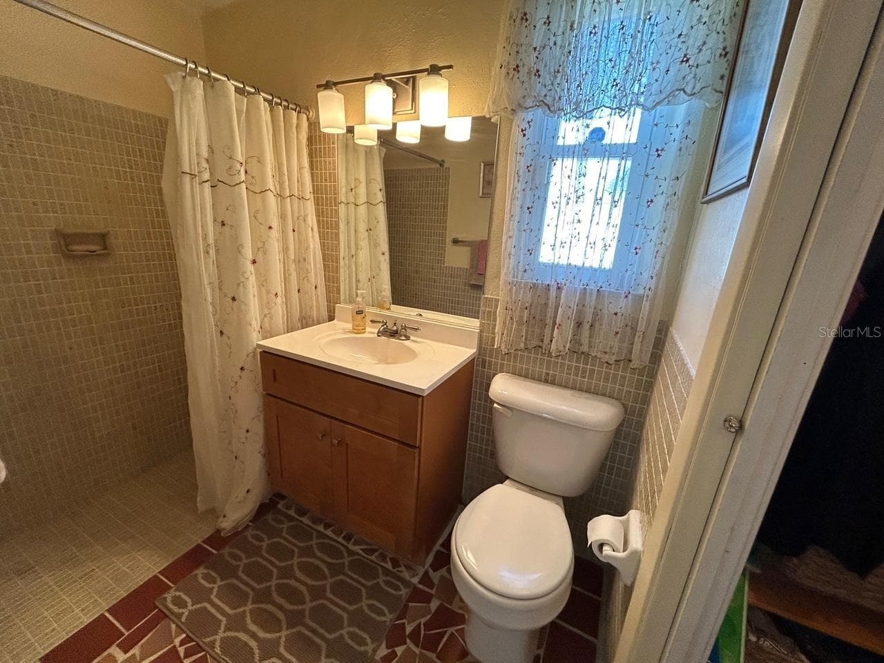 BATH 2 W CLOSET - 123 POINSETTIA CIR NE, PORT CHARLOTTE